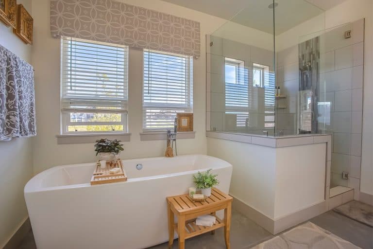 Bathtub and shower stall in front of windows with valance and blinds, Do Blinds Need A Valance?