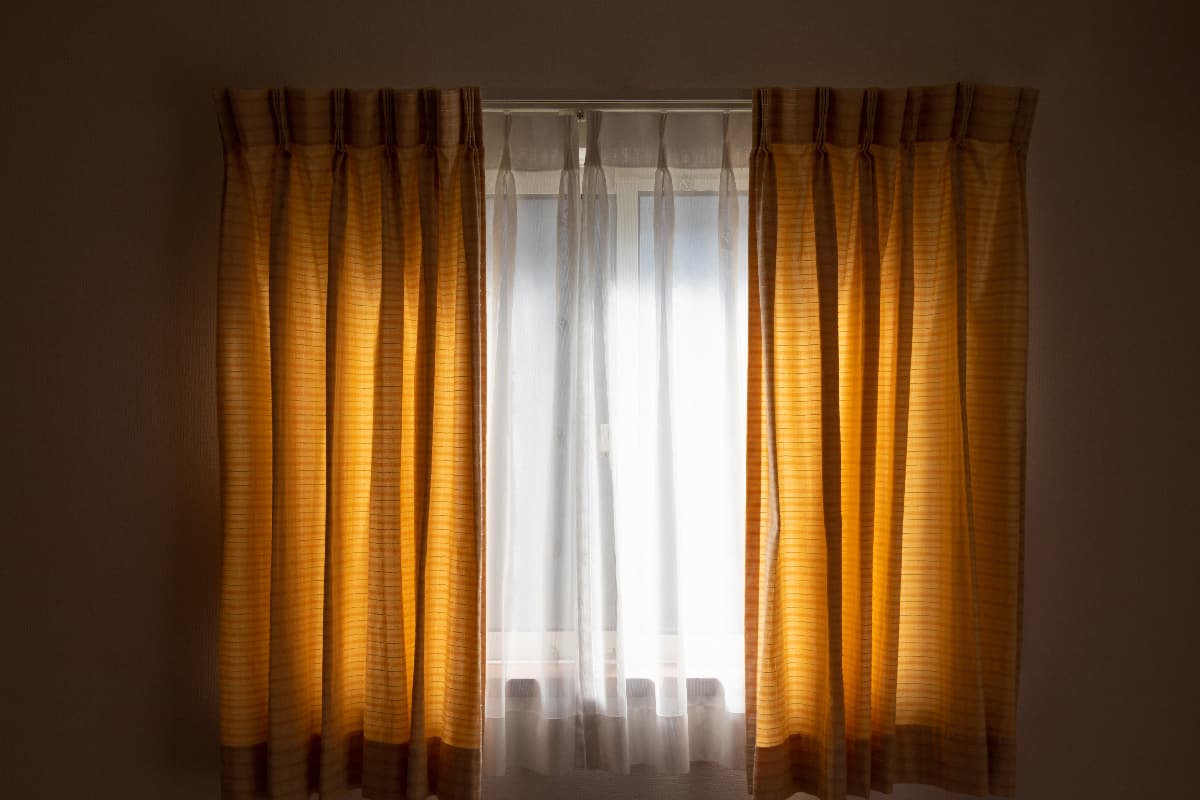 Glass window and shading curtain