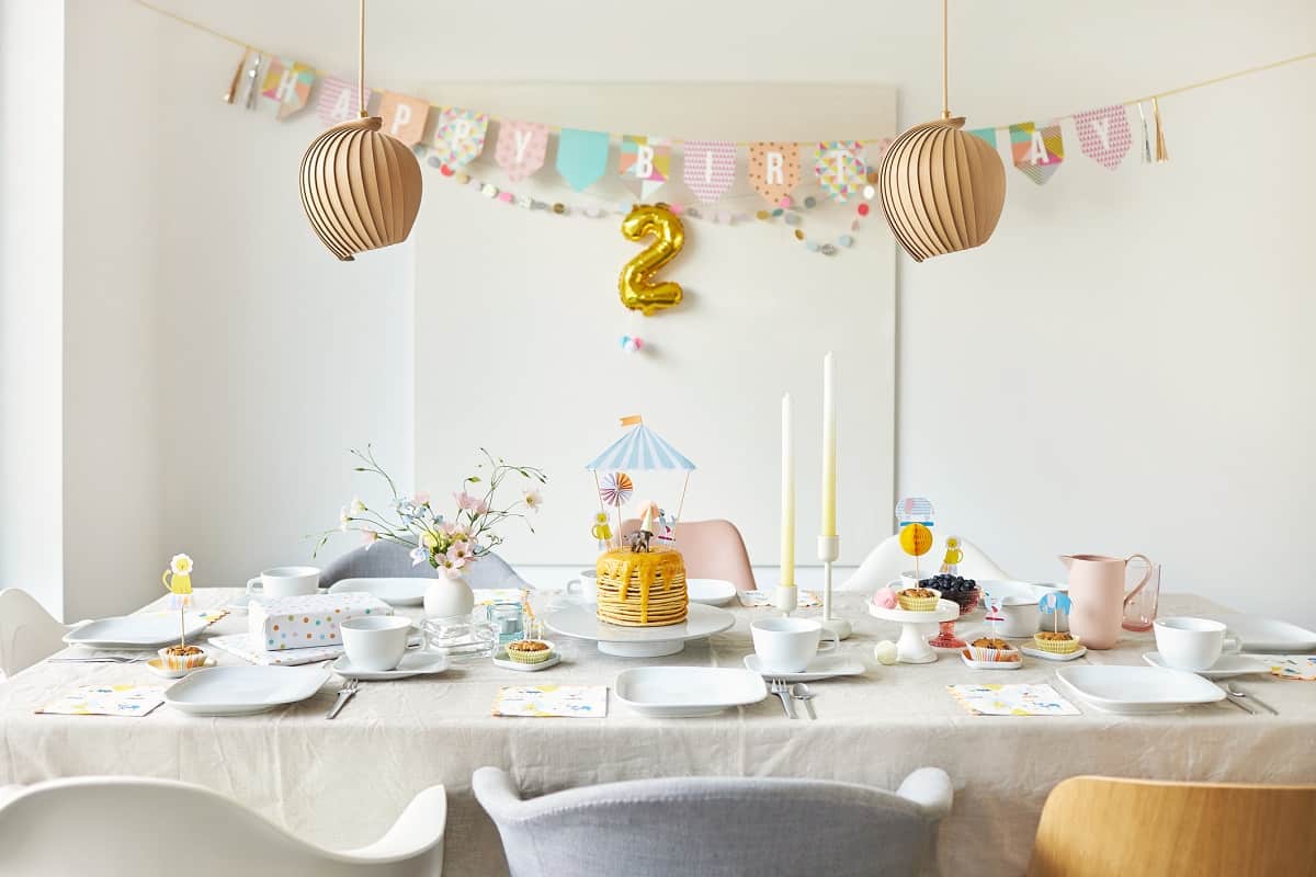 Plan the Concept - A modern and fresh table decoration with the theme of circus and animals for a children's birthday party with pancake birthday cake